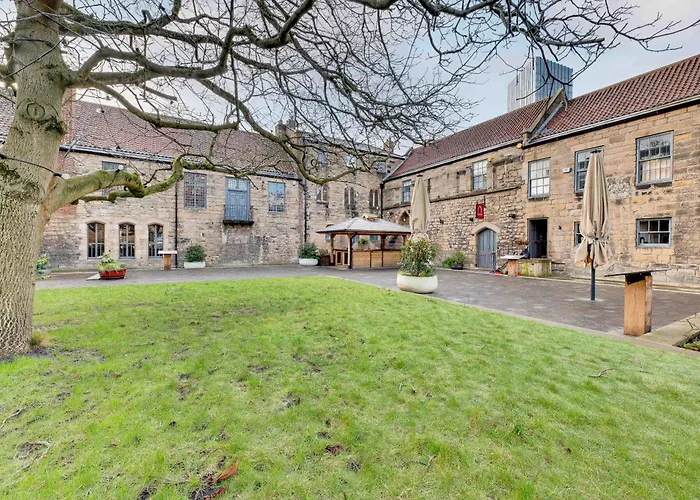 3 Bedroom City Centre Apartment With Free Parking, Medieval Area