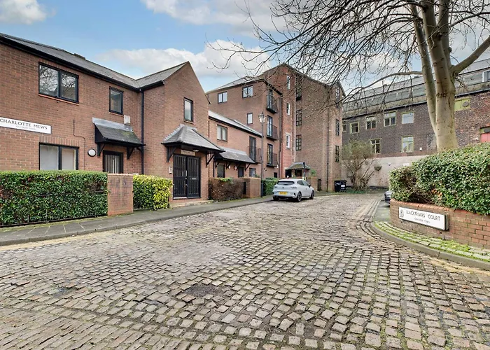 3 Bedroom City Centre Apartment With Free Parking, Medieval Area