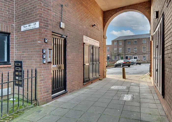 3 Bedroom City Centre Apartment With Free Parking, Medieval Area