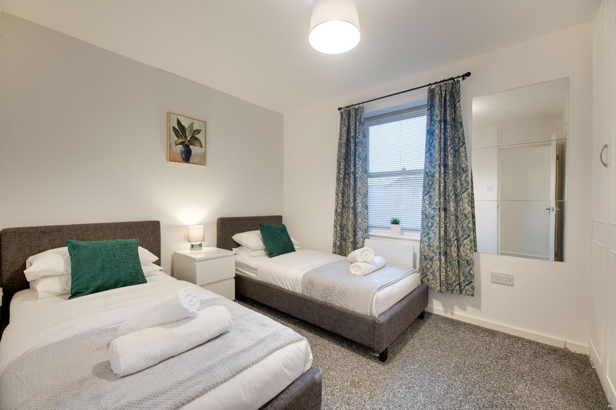 Apartment 3 Bedroom Centre With Free Parking, Medieval Area *