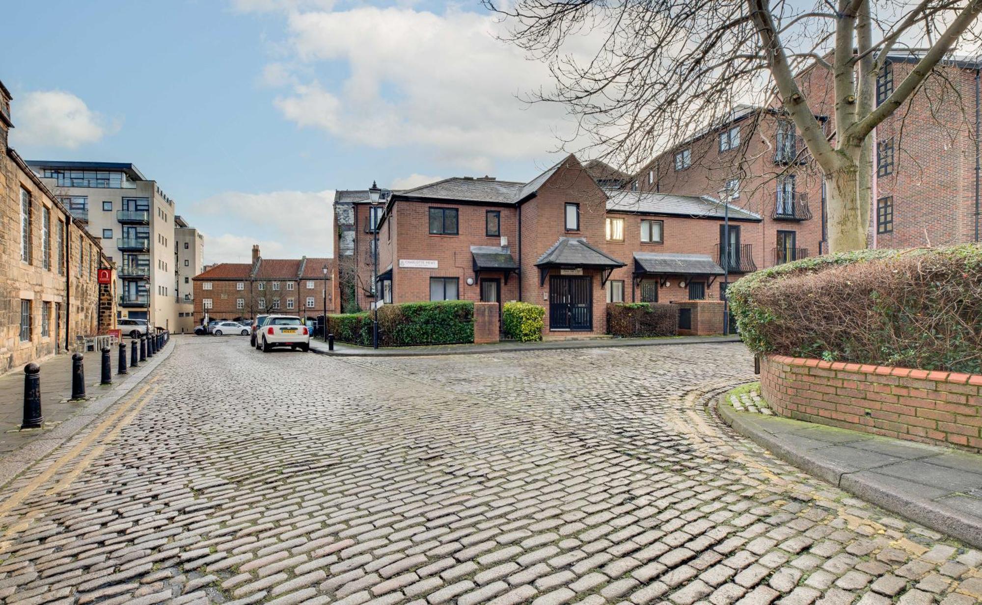 Apartment 3 Bedroom Centre With Free Parking, Medieval Area *